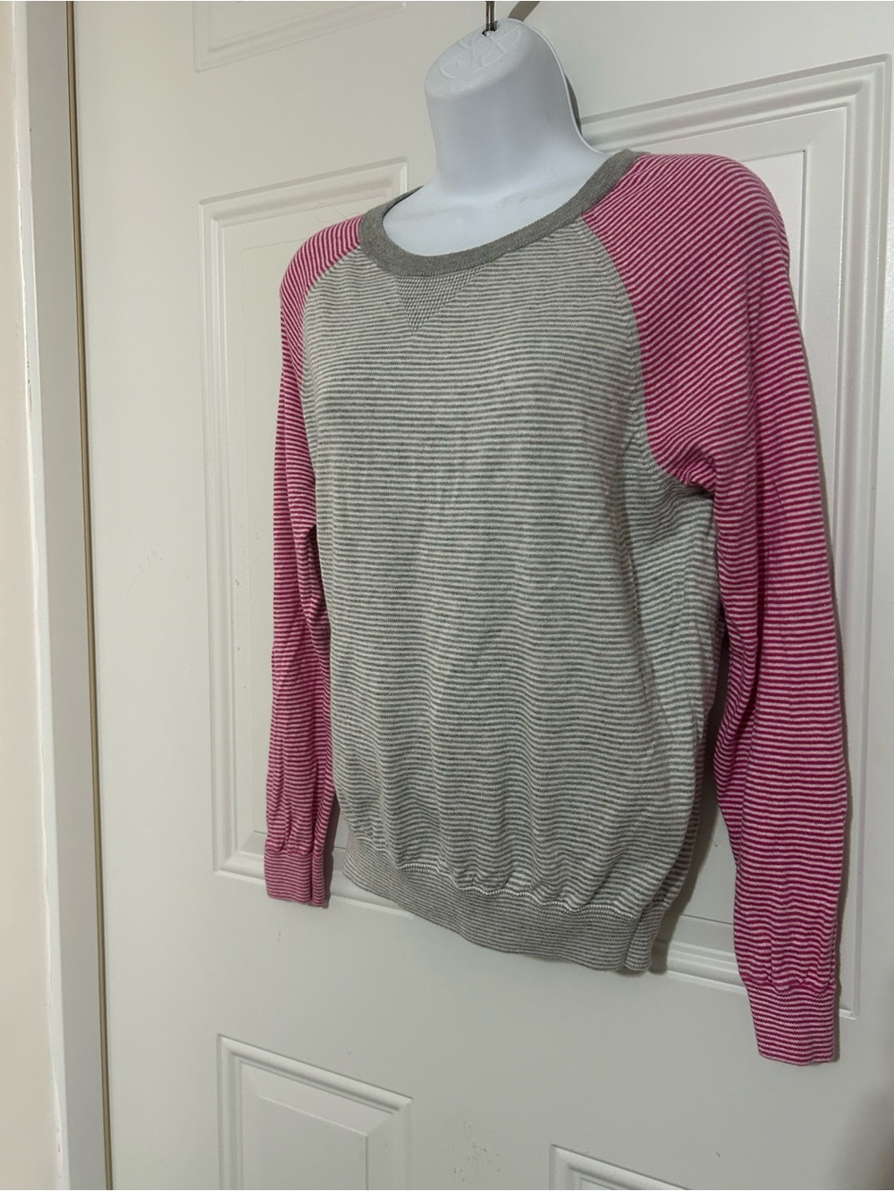 Uni-Qlo Damon Women’s Two-Tone Crewneck Sweater in Gray and Pink
